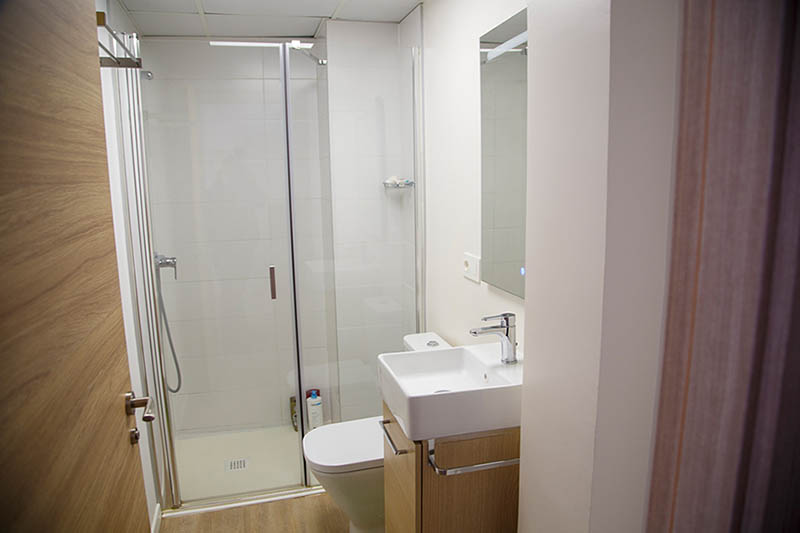baño individual residencia femenina granada